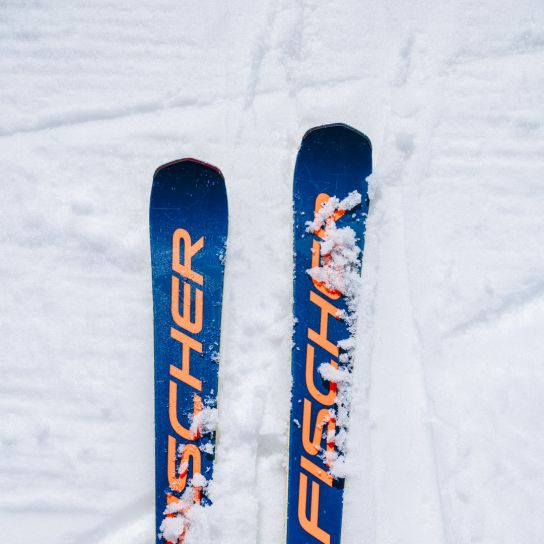 Ski im Schnee