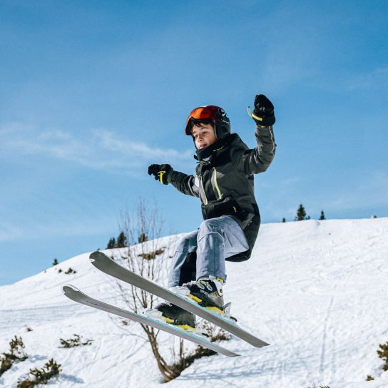 Skischüler im Sprung