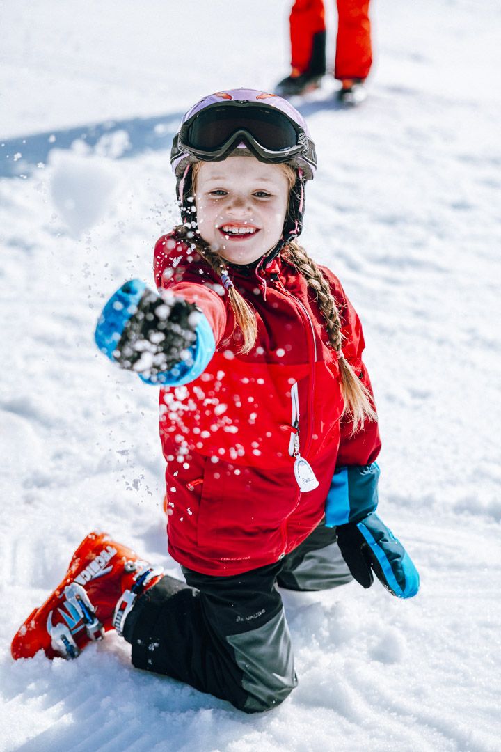 Kind beim spielen im Schnee