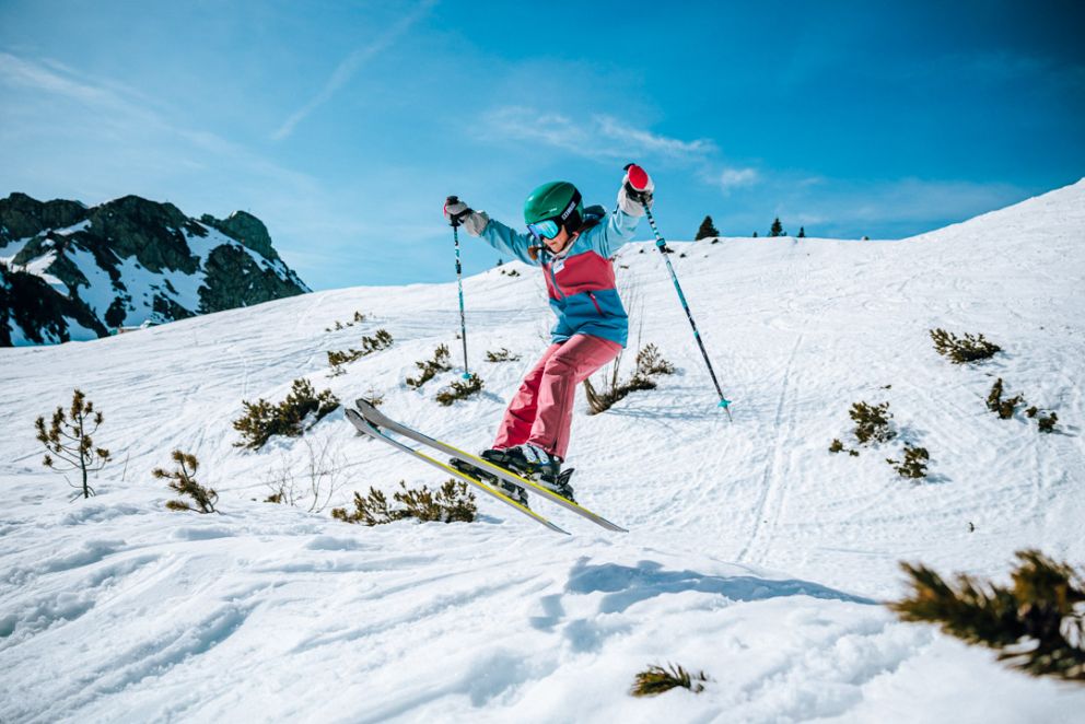 Kind im Sprung mit Ski