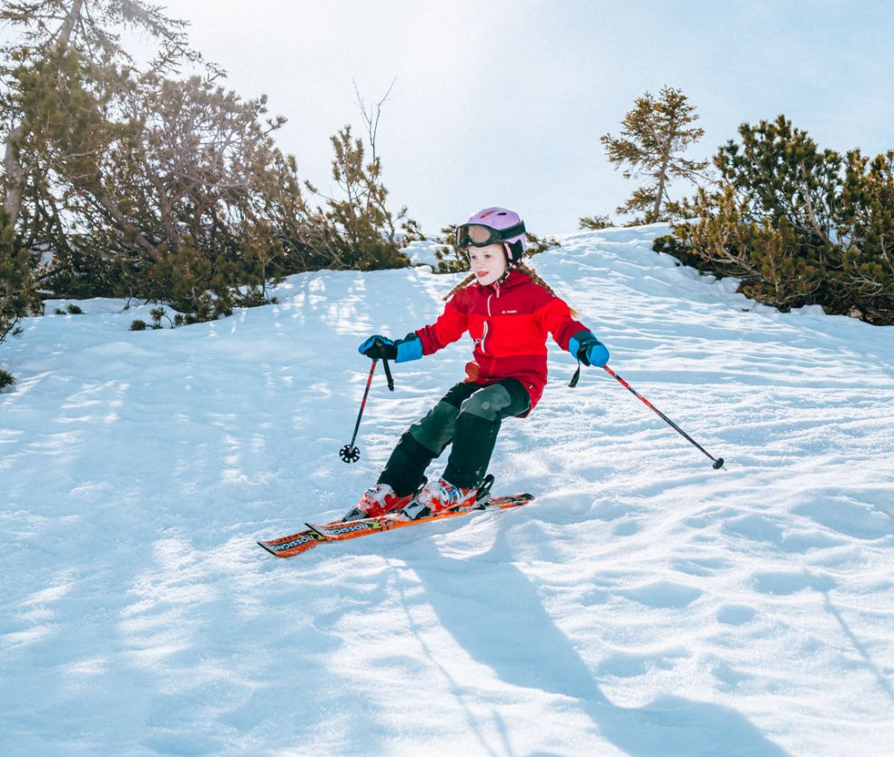 Skifahrerin im Wald